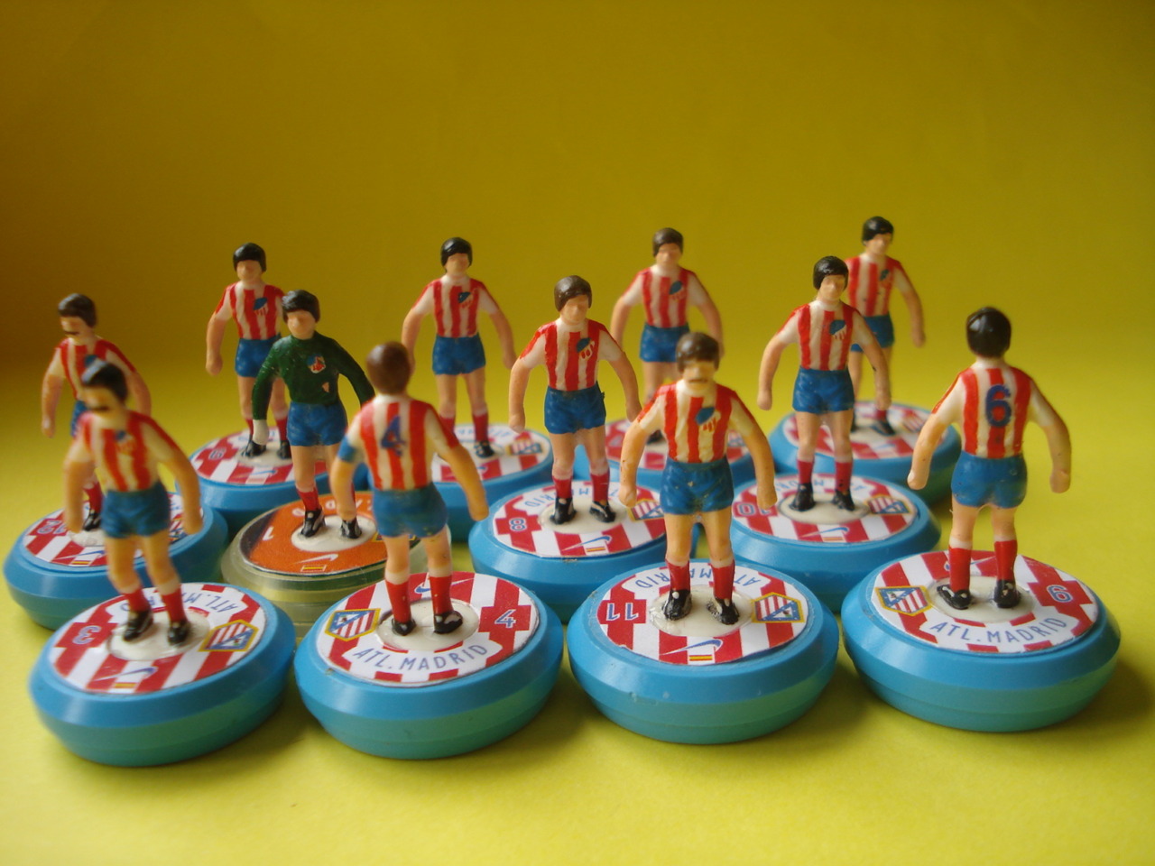 Equipo Profesional Bases Q.E. AT. de Madrid Finalista Copa de Europa 1974 - Imagen 3